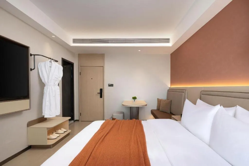 Bed in Immersing Hotel Guilin Two Rivers and Four Lakes Dongxi Alley