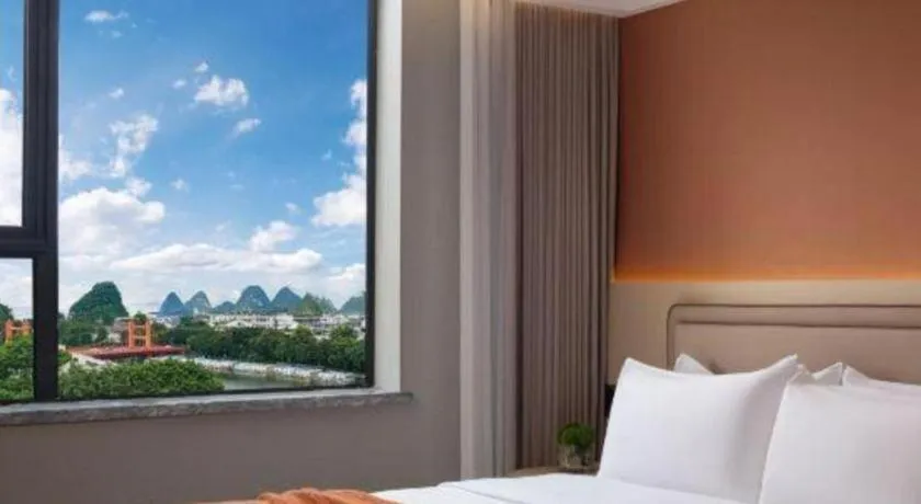Bed in Immersing Hotel Guilin Two Rivers and Four Lakes Dongxi Alley