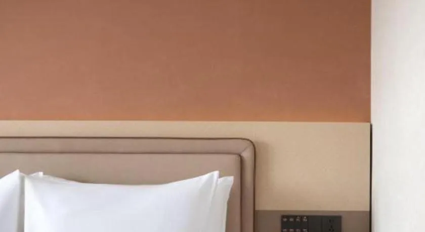 Bed in Immersing Hotel Guilin Two Rivers and Four Lakes Dongxi Alley