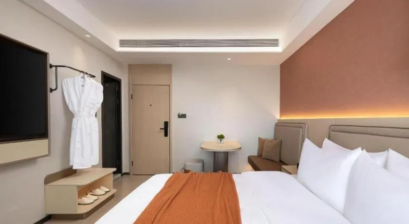 Bed in Immersing Hotel Guilin Two Rivers and Four Lakes Dongxi Alley