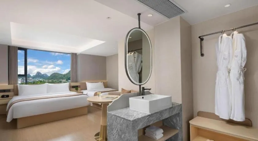 Bed in Immersing Hotel Guilin Two Rivers and Four Lakes Dongxi Alley