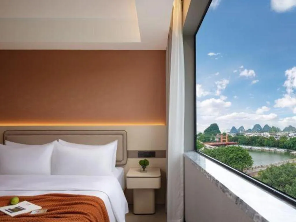Bed in Immersing Hotel Guilin Two Rivers and Four Lakes Dongxi Alley