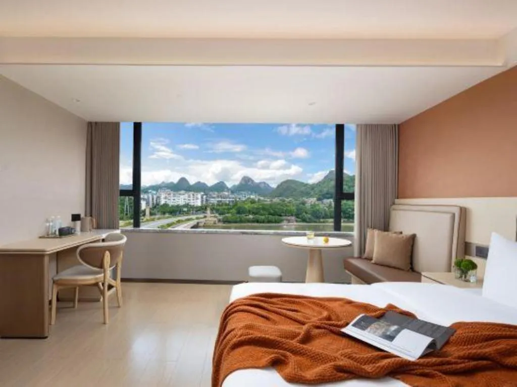 Bed in Immersing Hotel Guilin Two Rivers and Four Lakes Dongxi Alley