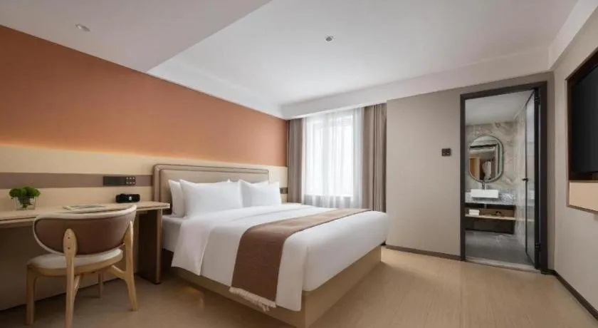 Bed in Immersing Hotel Guilin Two Rivers and Four Lakes Dongxi Alley