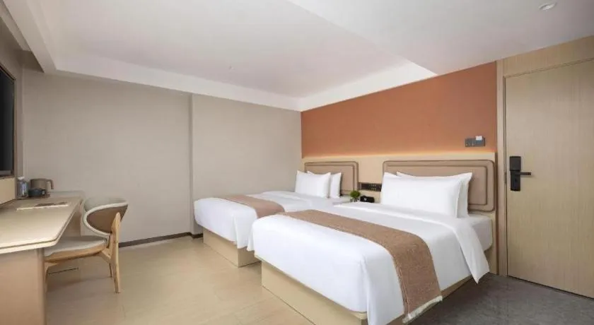 Bed in Immersing Hotel Guilin Two Rivers and Four Lakes Dongxi Alley