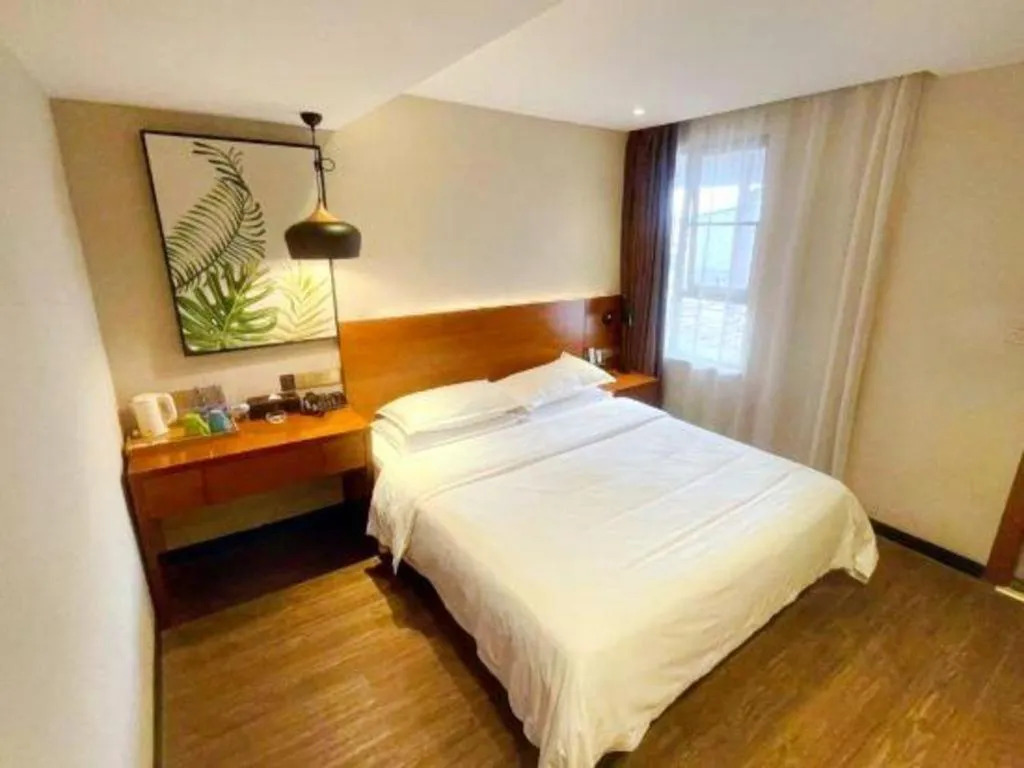 Bed in Immersing Hotel Guilin Two Rivers and Four Lakes Dongxi Alley