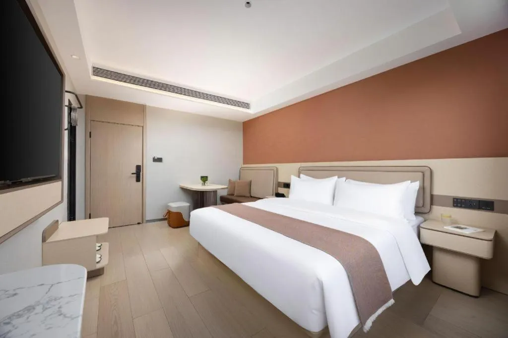 Bed in Immersing Hotel Guilin Two Rivers and Four Lakes Dongxi Alley