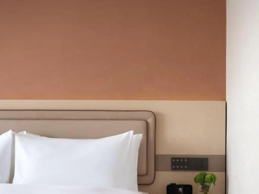 Bed in Immersing Hotel Guilin Two Rivers and Four Lakes Dongxi Alley