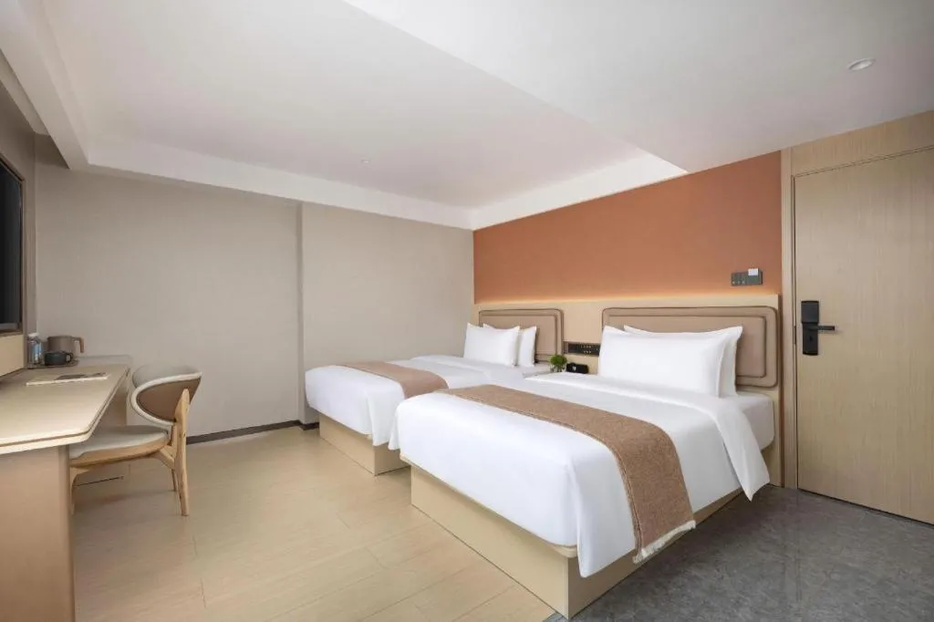 Bed in Immersing Hotel Guilin Two Rivers and Four Lakes Dongxi Alley