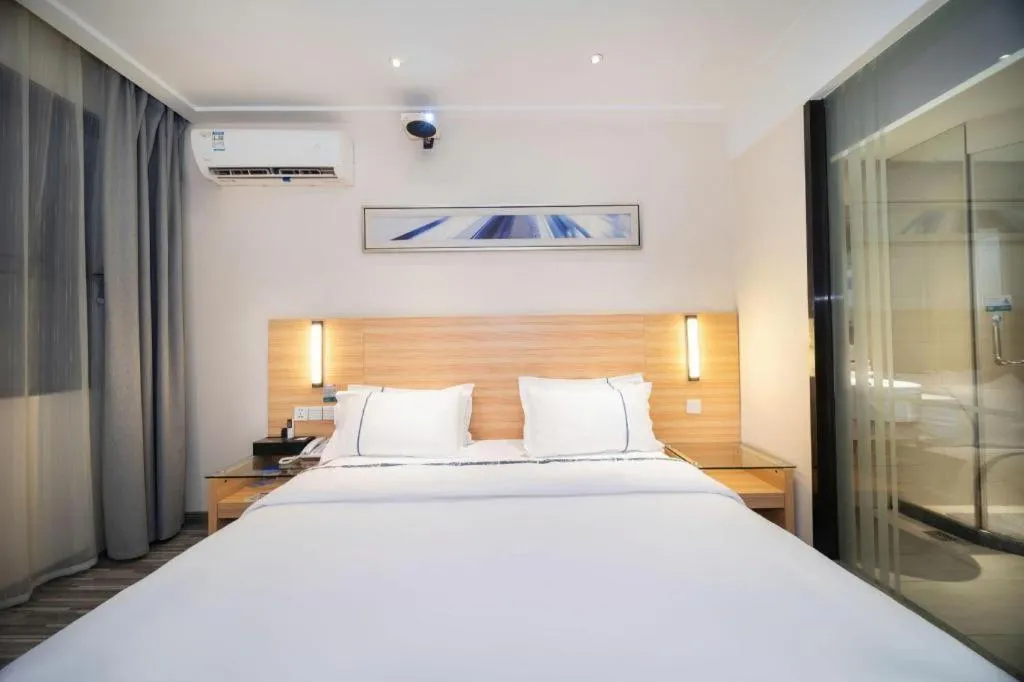 Bed in City Comfort Inn Wuhan East Lake Scenic Area Happy Valley