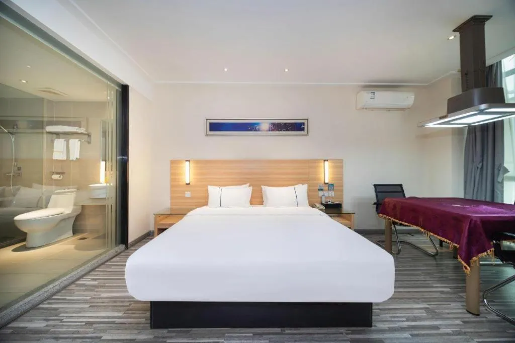 Bed in City Comfort Inn Wuhan East Lake Scenic Area Happy Valley