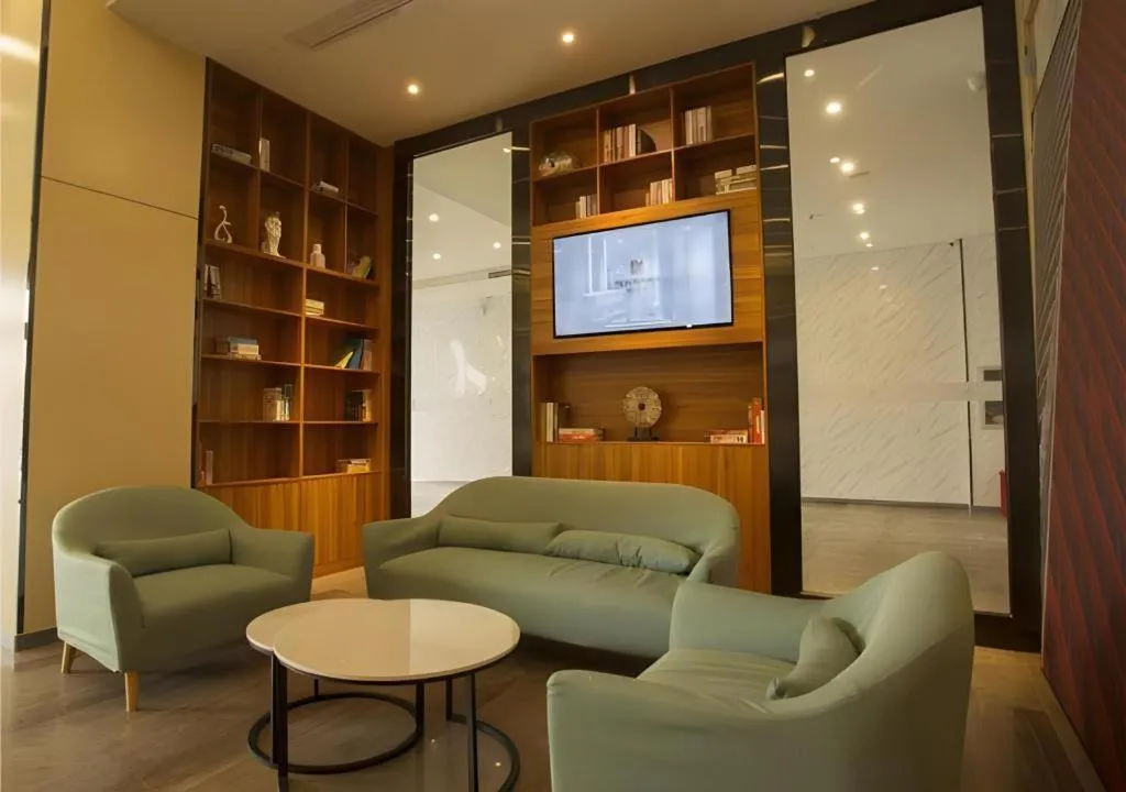 Borrman Hotel Fangchenggang High-speed Railway North Station Crystal International