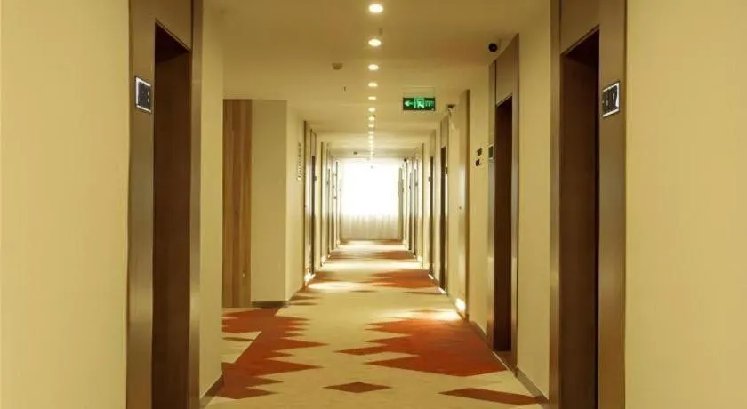 Borrman Hotel Fangchenggang High-speed Railway North Station Crystal International