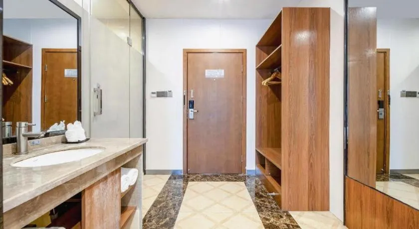 Borrman Hotel Fangchenggang High-speed Railway North Station Crystal International