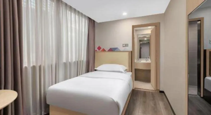 Bed in Borrman Hotel Guangzhou Railway Station Sanyuanli Metro Station