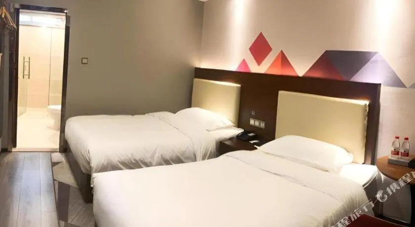 Bed in Borrman Hotel Guangzhou Railway Station Sanyuanli Metro Station