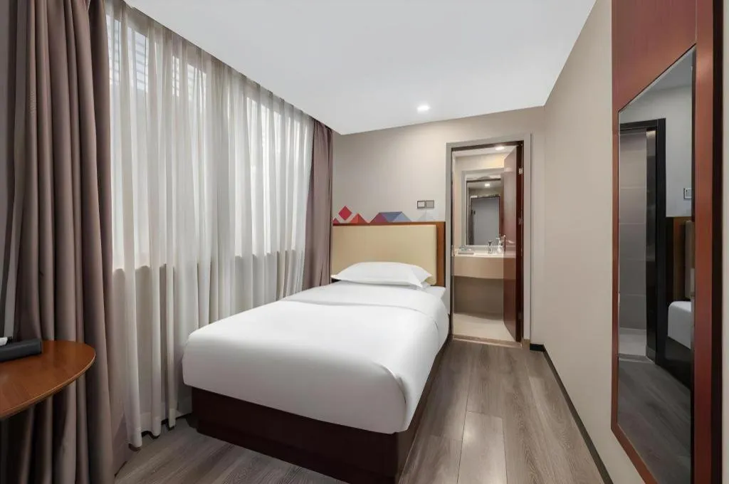 Bed in Borrman Hotel Guangzhou Railway Station Sanyuanli Metro Station