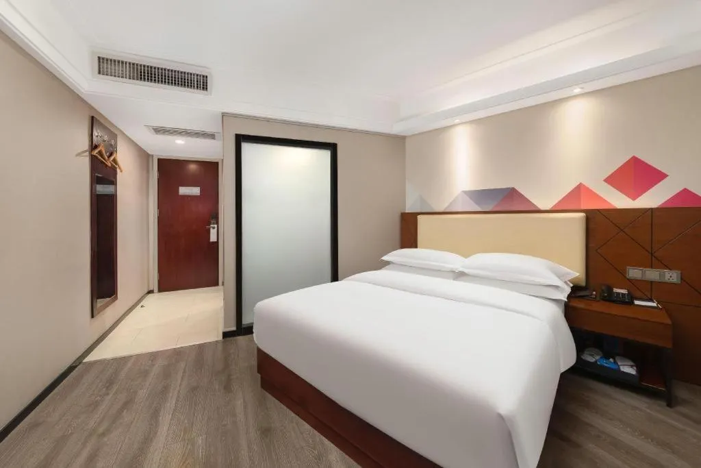 Bed in Borrman Hotel Guangzhou Railway Station Sanyuanli Metro Station