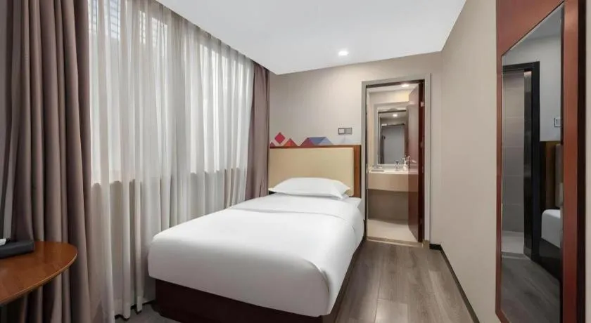 Bed in Borrman Hotel Guangzhou Railway Station Sanyuanli Metro Station