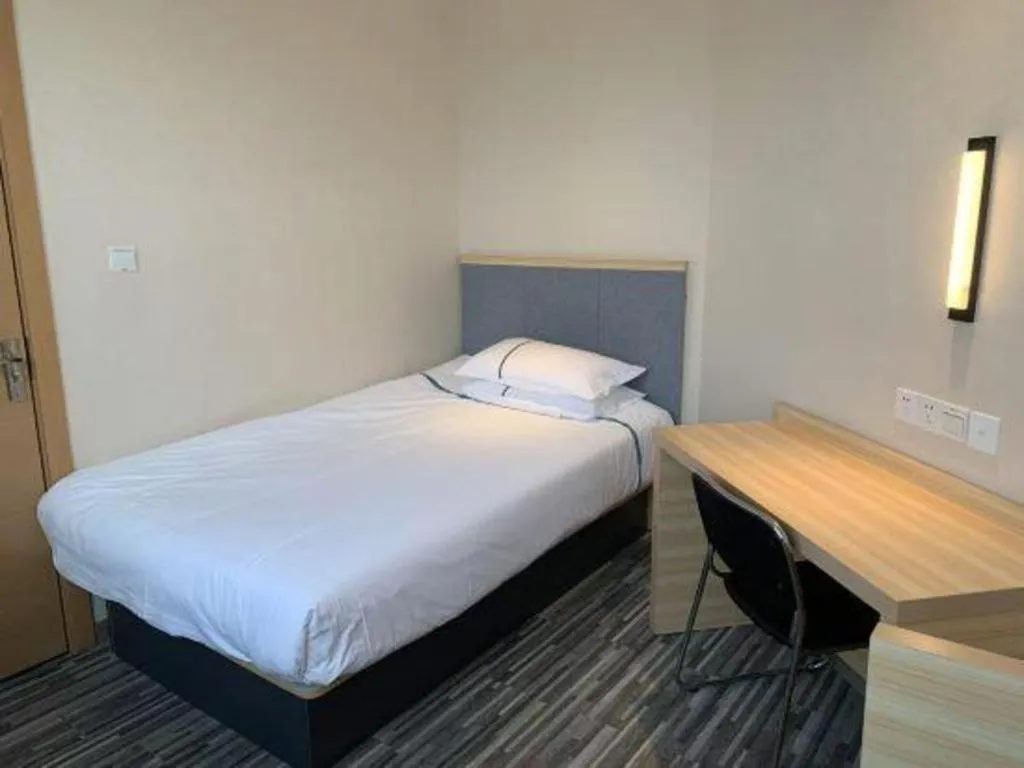 Bed in City Comfort Inn Shanghai International Automobile City Tongji University