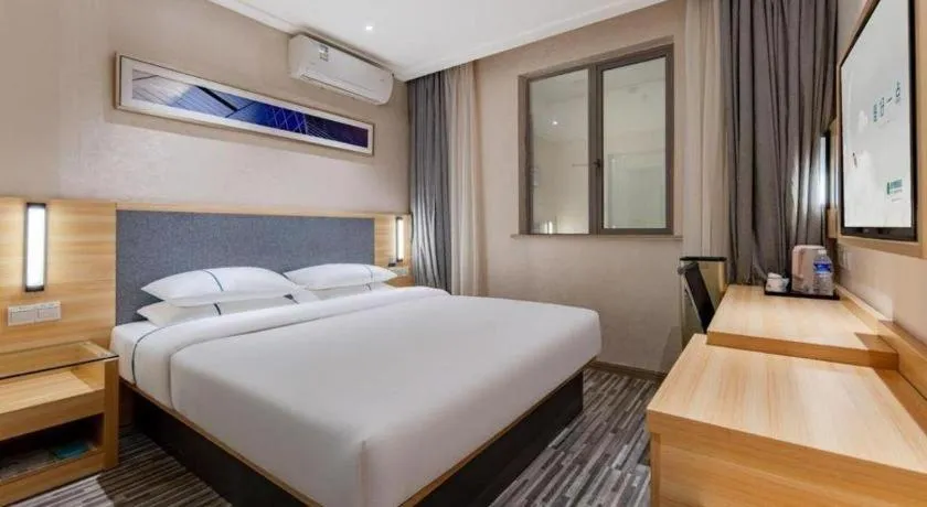 Bed in City Comfort Inn Shanghai International Automobile City Tongji University