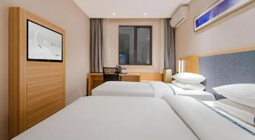 Bed in City Comfort Inn Shanghai International Automobile City Tongji University