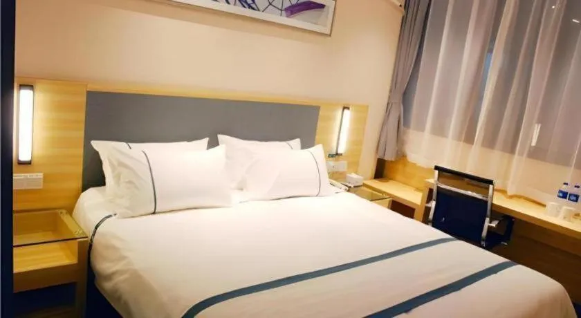 Bed in City Comfort Inn Shanghai International Automobile City Tongji University