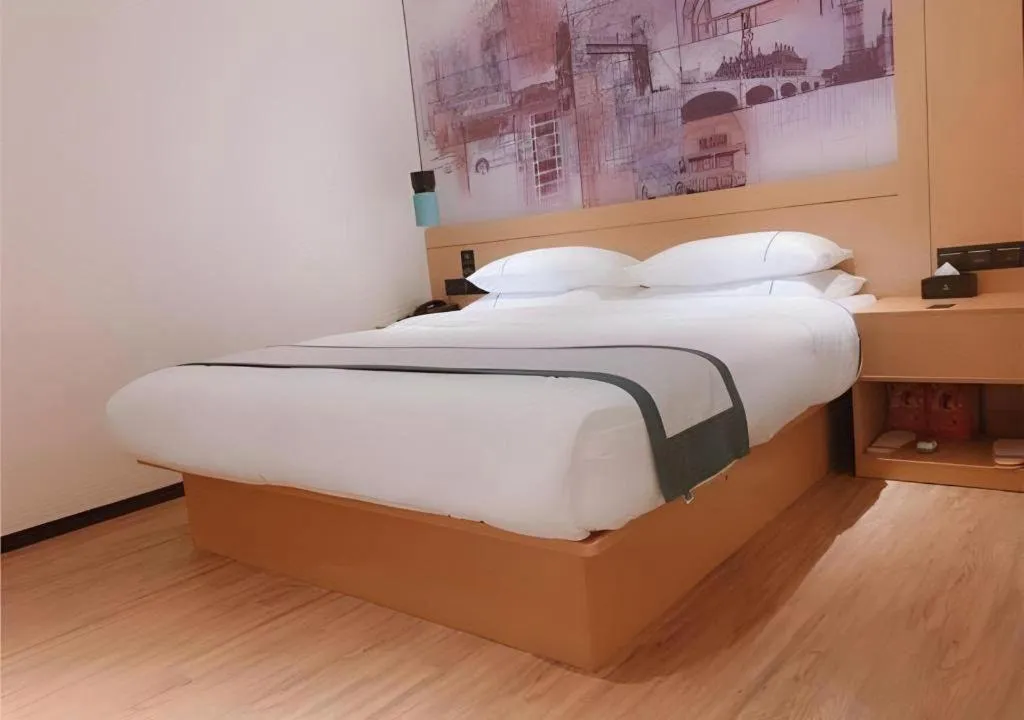 Bed in City Comfort Inn Shenzhen Exhibition Center North Huaqiang Metro Station