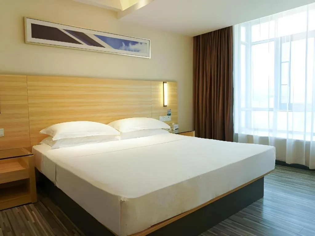 Bed in City Comfort Inn Shenzhen International Exhibition Center Tangwei Metro Station