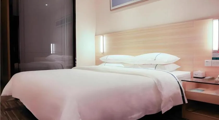 Bed in City Comfort Inn Guangzhou Renhe Metro Station Huatong Plaza