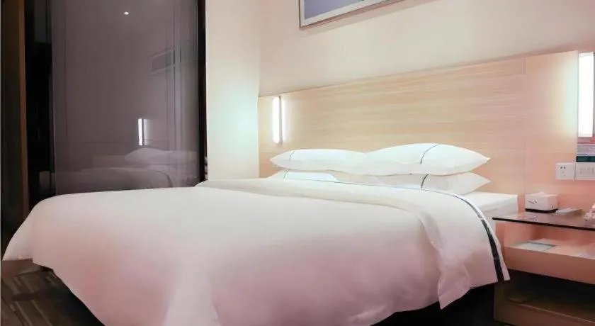 Bed in City Comfort Inn Guangzhou Renhe Metro Station Huatong Plaza
