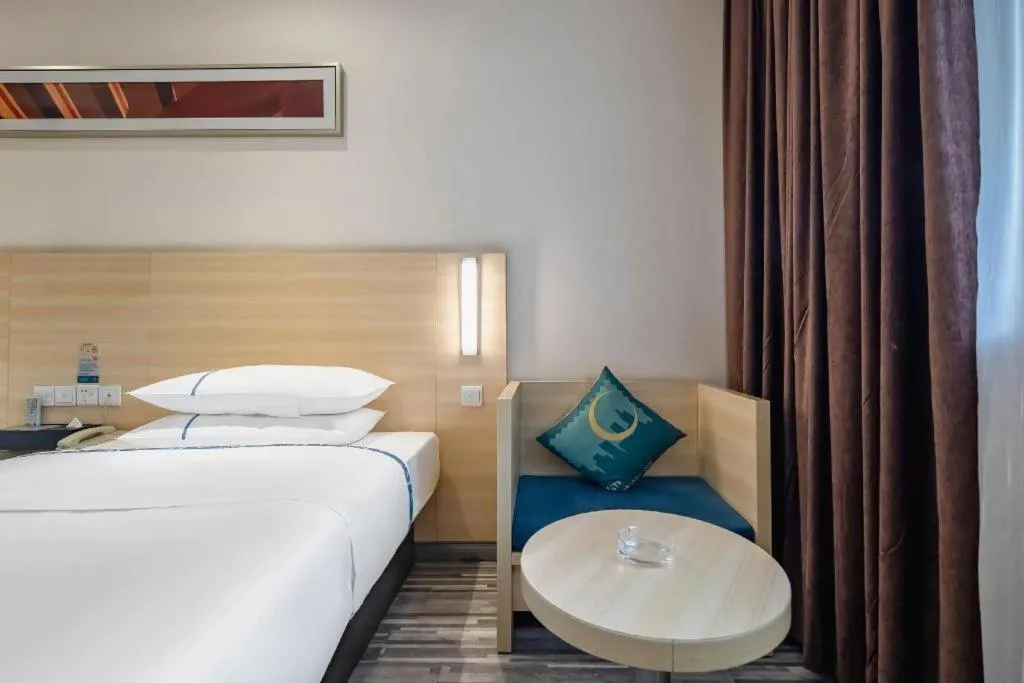 Bed in City Comfort Inn Guangzhou Renhe Metro Station Huatong Plaza