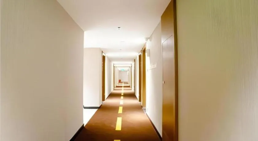 JTOUR Inn Yulin Railway Station Industrial Products Market