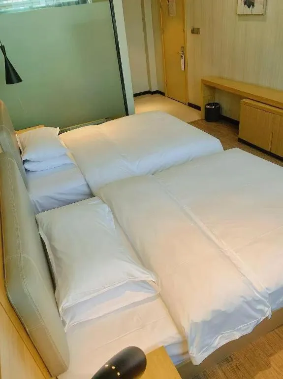 Bed in Borrman Hotel Wuhan Yangluo Metro Station Shenshuigang