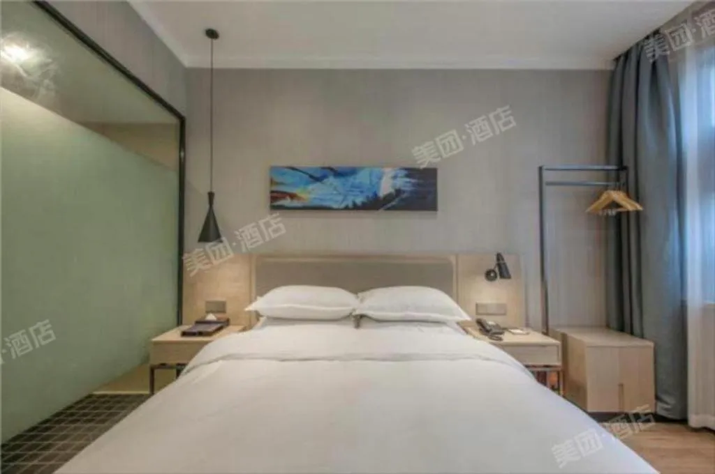 Bed in Borrman Hotel Wuhan Yangluo Metro Station Shenshuigang