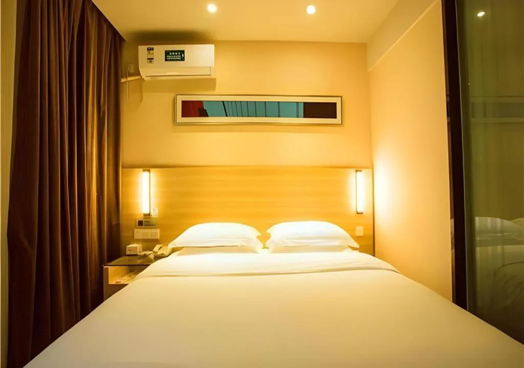 Bed in JTOUR Inn Wuzhou Arcade City Sanzongfu