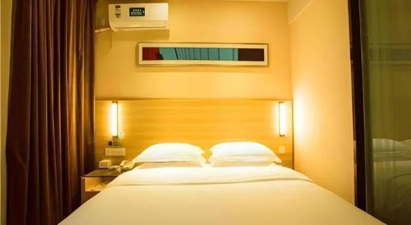 Bed in JTOUR Inn Wuzhou Arcade City Sanzongfu
