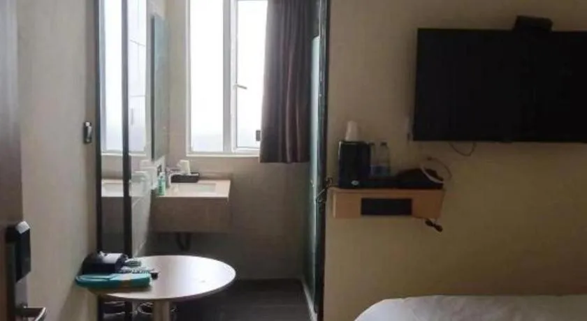 Bed in City Comfort Inn Guangzhou Southern Hospital Tonghe Metro Station