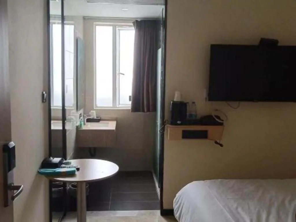 Bed in City Comfort Inn Guangzhou Southern Hospital Tonghe Metro Station