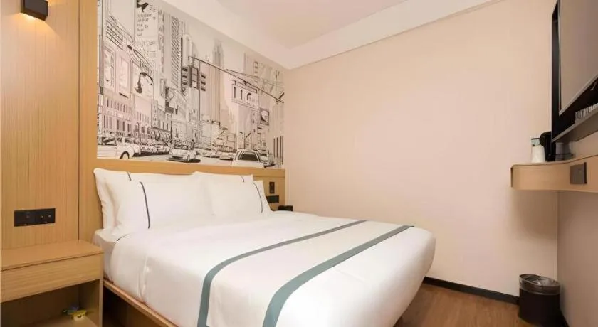 Bed in City Comfort Inn Guangzhou Southern Hospital Tonghe Metro Station