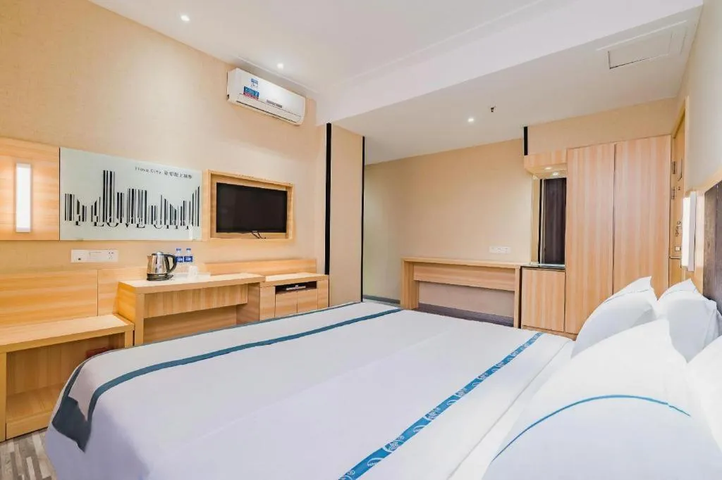 Bed in City Comfort Inn Guangzhou Shangxiajiu Hualin Temple Chenjiaci Metro Station