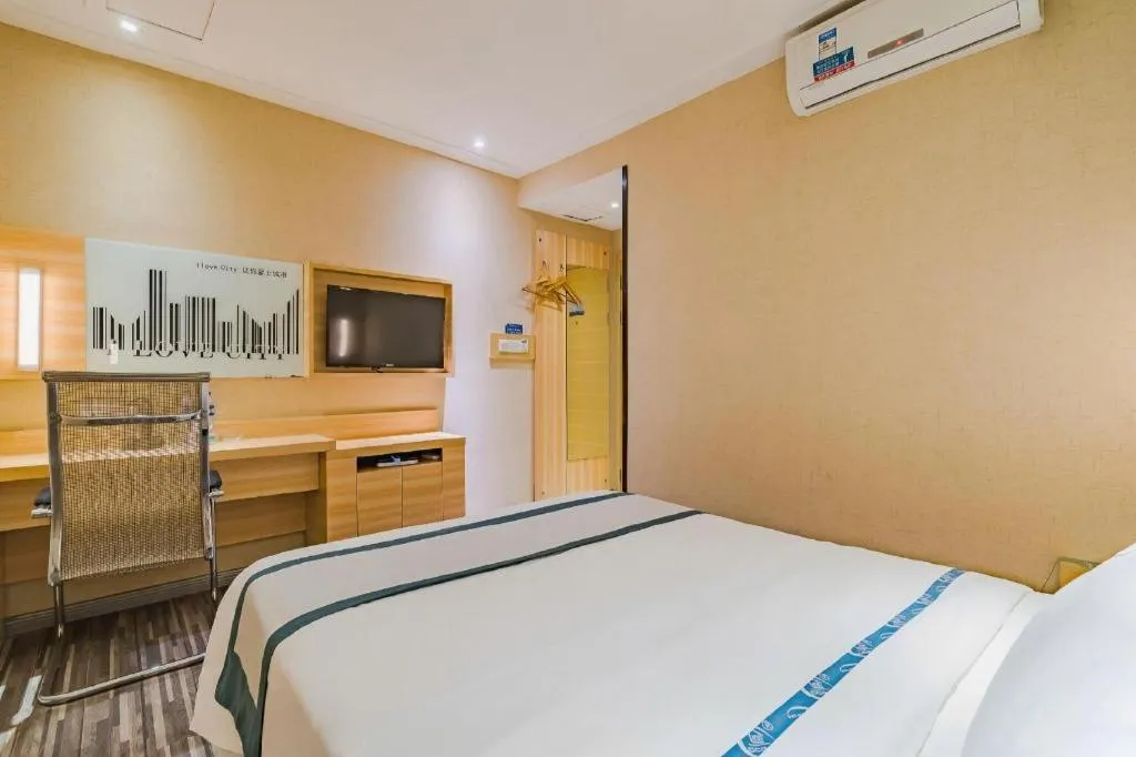 Bed in City Comfort Inn Guangzhou Shangxiajiu Hualin Temple Chenjiaci Metro Station