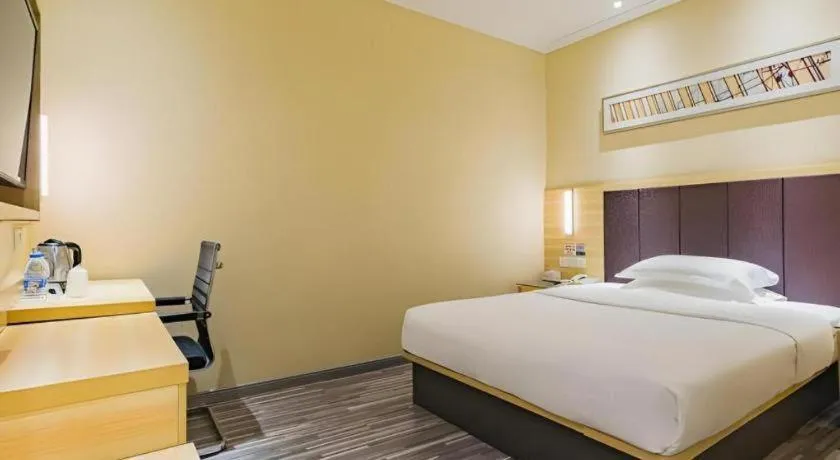 Bed in City Comfort Inn Guangzhou Shangxiajiu Hualin Temple Chenjiaci Metro Station