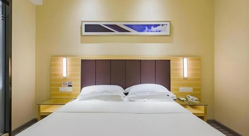 Bed in City Comfort Inn Guangzhou Shangxiajiu Hualin Temple Chenjiaci Metro Station