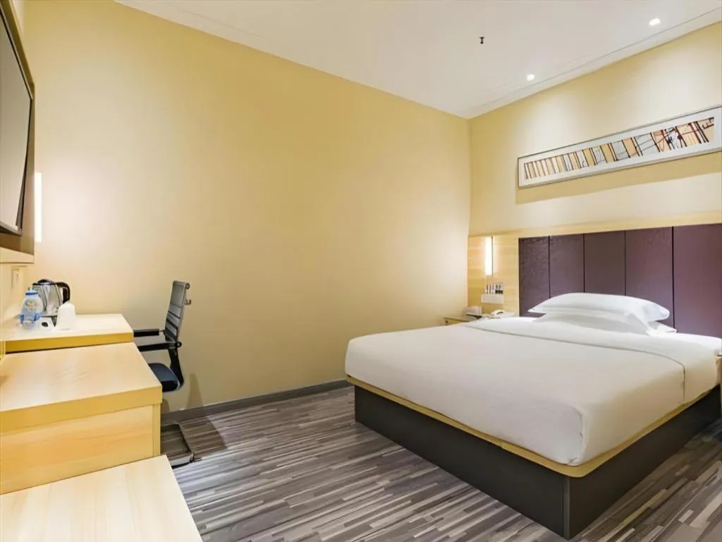 Bed in City Comfort Inn Guangzhou Shangxiajiu Hualin Temple Chenjiaci Metro Station