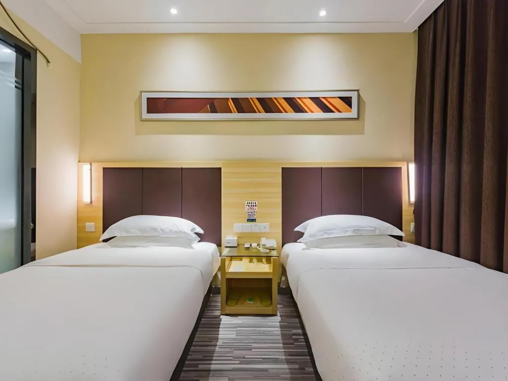 Bed in City Comfort Inn Guangzhou Shangxiajiu Hualin Temple Chenjiaci Metro Station