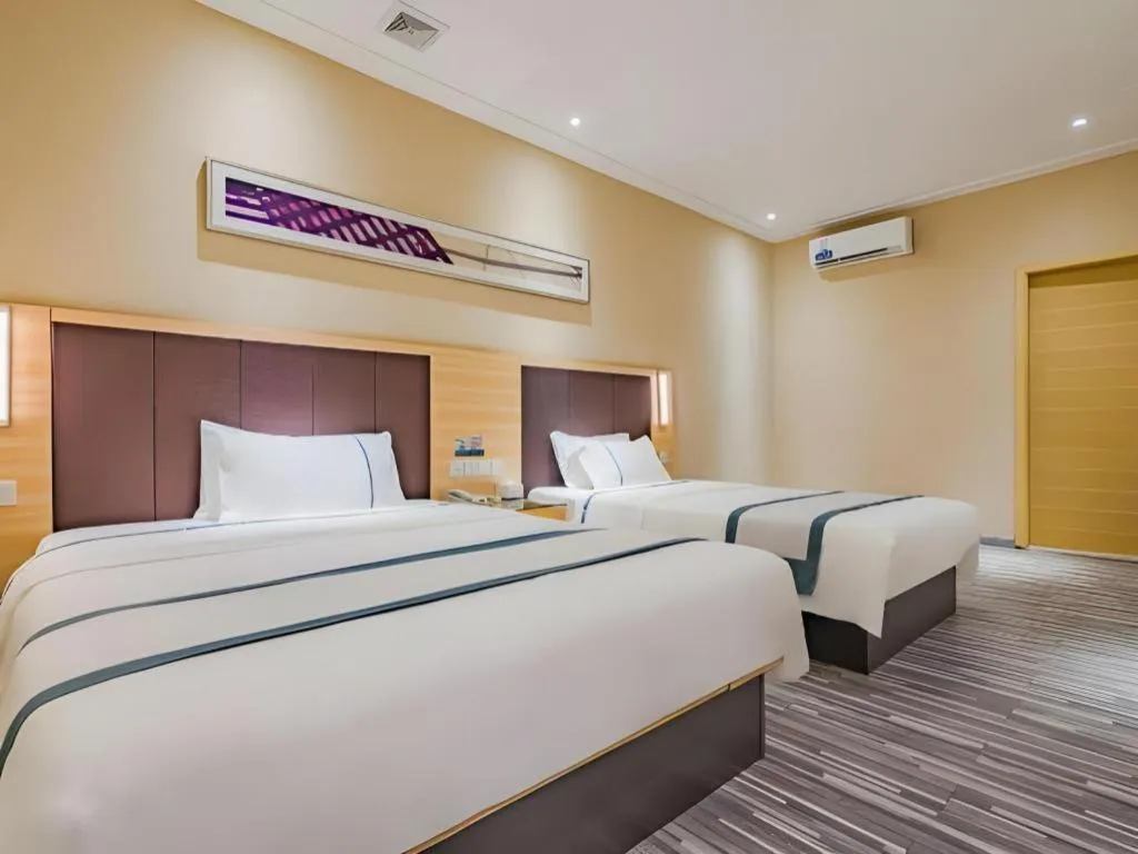 Bed in City Comfort Inn Guangzhou Shangxiajiu Hualin Temple Chenjiaci Metro Station