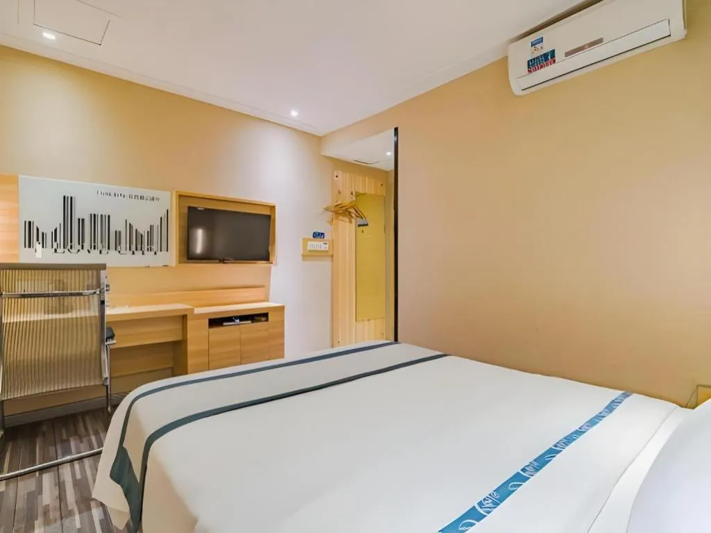 Bed in City Comfort Inn Guangzhou Shangxiajiu Hualin Temple Chenjiaci Metro Station