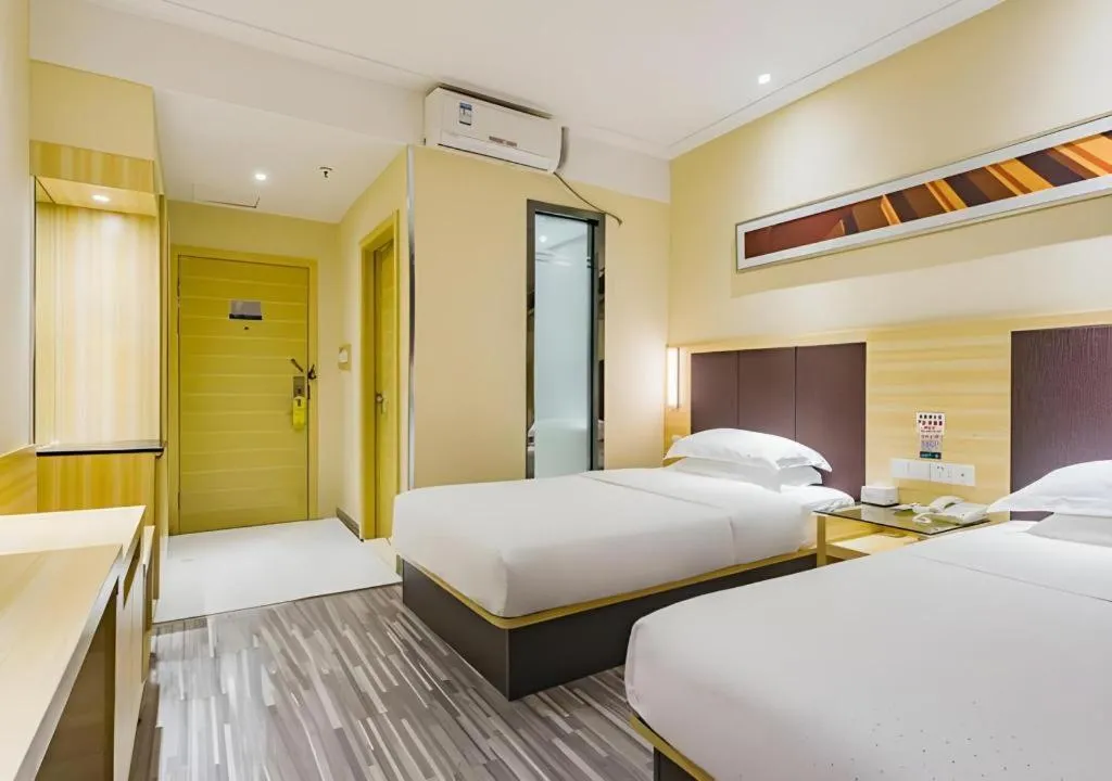 Bed in City Comfort Inn Guangzhou Shangxiajiu Hualin Temple Chenjiaci Metro Station