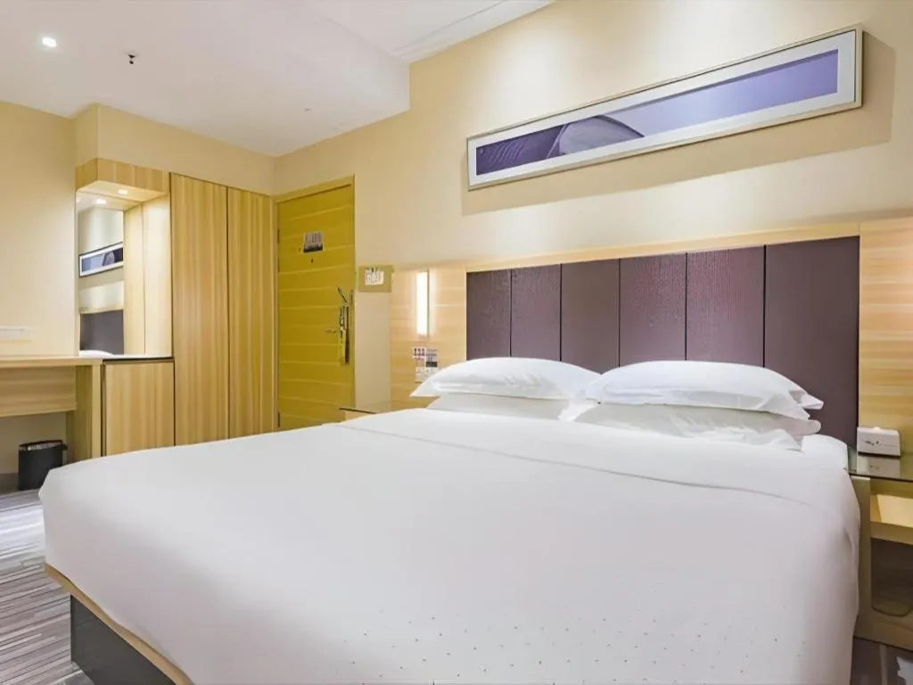 Bed in City Comfort Inn Guangzhou Shangxiajiu Hualin Temple Chenjiaci Metro Station